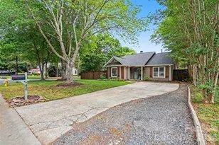 7450 Crestside Ln, Charlotte, NC 28227 - Photo 3