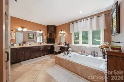 3650 Foxboro Lane NE, Hickory, NC 28601 - Photo 9