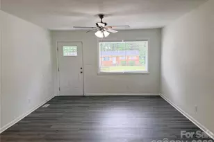 9209 Edgevale Dr, Charlotte, NC 28216 - Photo 5