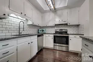 9235 N Vicksburg Park Ct, Charlotte, NC 28210 - Photo 13