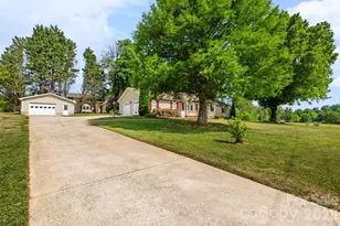 1137 Hibriten Dr SE, Lenoir, NC 28645 - Photo 3