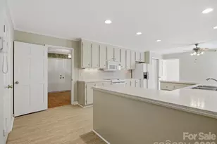 1020 Longreen Dr, Kernersville, NC 27284 - Photo 9