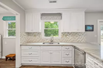 6131 Kinghurst Drive, Charlotte, NC 28216 - Photo 11