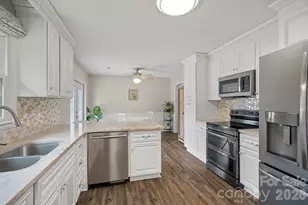 6131 Kinghurst Dr, Charlotte, NC 28216 - Photo 9