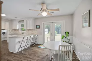 6131 Kinghurst Dr, Charlotte, NC 28216 - Photo 7