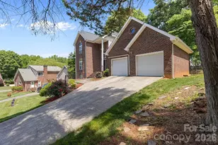 9111 Brocklehurst Ln, Charlotte, NC 28215 - Photo 3