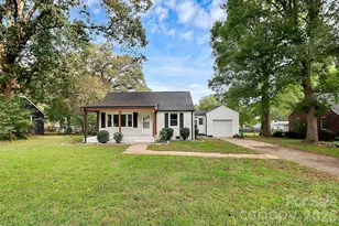 5726 Oak Dr, Charlotte, NC 28216 - Photo 3