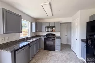 7115 Wandering Creek Dr, Charlotte, NC 28216 - Photo 3