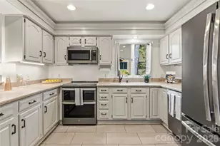 205 N Scarlet Oak Ln, Hendersonville, NC 28791 - Photo 13
