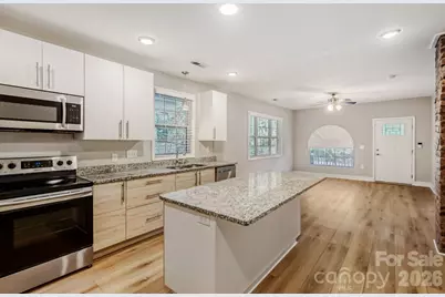 1521 Hawthorne Lane, Charlotte, NC 28205 - Photo 9