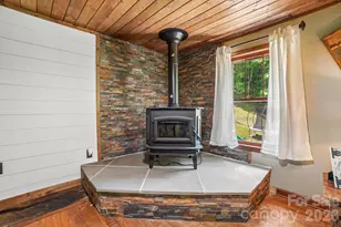 302 Battle Creek Dr, Green Mountain, NC 28740 - Photo 11