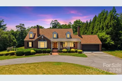 1013 14th Avenue Drive NW, Hickory, NC 28601 - Photo 1