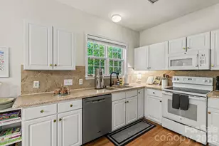 8120 Pelorus Ln, Charlotte, NC 28269 - Photo 9