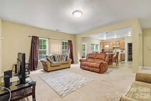 13933 Pinyon Pine Ln, Charlotte, NC 28215 - Photo 5