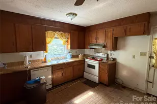 10100 Starwood Dr, Charlotte, NC 28215 - Photo 5