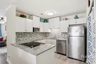 6027 Crape Myrtle Ln, Charlotte, NC 28216 - Photo 11