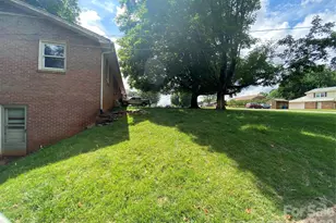 2071 Colonial Ln, Hickory, NC 28601 - Photo 7