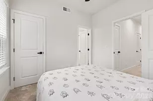 300 Twinflower Ln, Charlotte, NC 28205 - Photo 17
