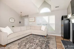 3930 Huntmeadow Dr, Charlotte, NC 28269 - Photo 11