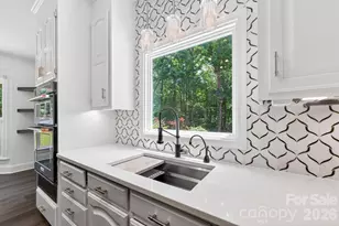 9131 N Pine Hill Ln, Charlotte, NC 28215 - Photo 9