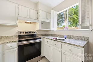 2500 Stradbrook Dr, Charlotte, NC 28210 - Photo 5