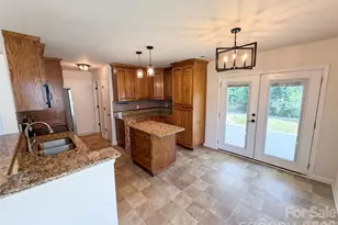 6121 Linda Vista Ln, Charlotte, NC 28216 - Photo 9