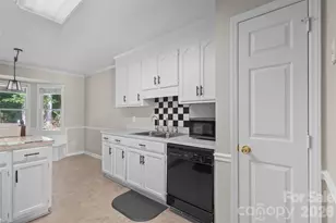 8704 Hornwood Ct, Charlotte, NC 28215 - Photo 9
