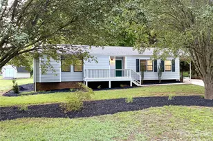 1880 Woodridge Cir, Hickory, NC 28602 - Photo 1
