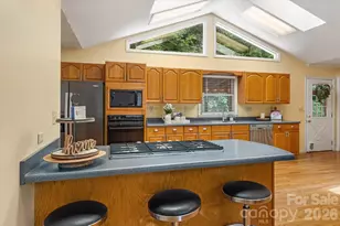 134 Valle Way, Hendersonville, NC 28739 - Photo 5