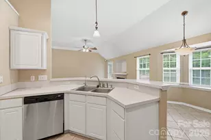 9421 Foggy Meadow Rd, Charlotte, NC 28269 - Photo 15