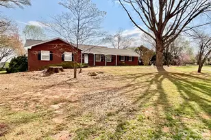 5521 Suttlemyre Ln, Hickory, NC 28601 - Photo 1