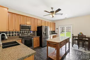 2211 Savannah Hills Dr, Matthews, NC 28105 - Photo 11
