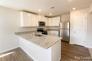 8100 Derby Woods Ln, Charlotte, NC 28214 - Photo 5