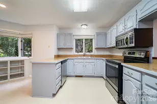 305 Piney Mountain Dr, Asheville, NC 28805 - Photo 3