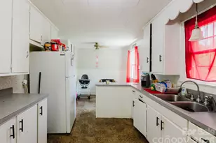 303 Myrtle Ave, Hamlet, NC 28345 - Photo 5