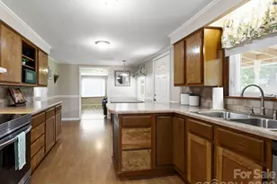 407 Hall St, Hendersonville, NC 28739 - Photo 9
