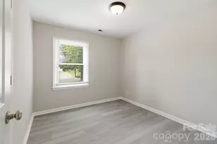2725 Thornton Rd, Charlotte, NC 28208 - Photo 7