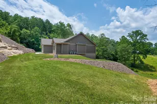 105 Sheila Wynne Dr, Hendersonville, NC 28732 - Photo 3