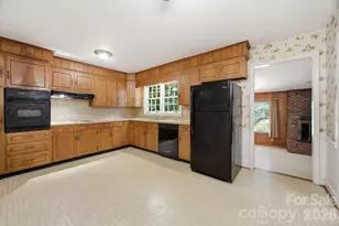 8801 Holiday Dr, Charlotte, NC 28215 - Photo 9