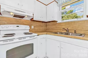 907 W Blue Ridge Rd, East Flat Rock, NC 28726 - Photo 21