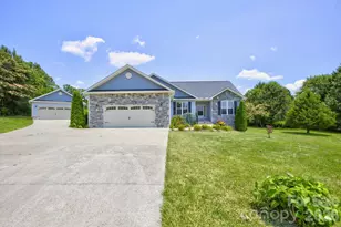 122 Cheraw Ln, Flat Rock, NC 28731 - Photo 1