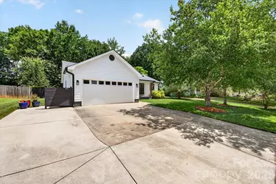 8610 Brookstead Drive, Charlotte, NC 28215 - Photo 3