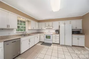 142 Whisperwood Dr, Hendersonville, NC 28791 - Photo 5