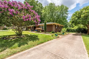 1300 Bevis Dr, Charlotte, NC 28209 - Photo 37