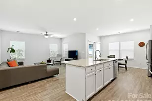 10038 Lilac Ct, Charlotte, NC 28215 - Photo 3