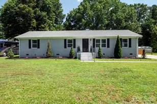421 Catawba Cir N, Matthews, NC 28104 - Photo 1