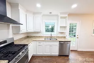 2200 Fair Forest Dr, Matthews, NC 28105 - Photo 3