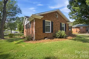 1401 Grovewood Dr, Charlotte, NC 28208 - Photo 37
