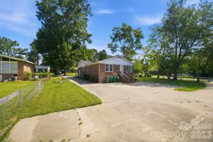 1401 Grovewood Dr, Charlotte, NC 28208 - Photo 35