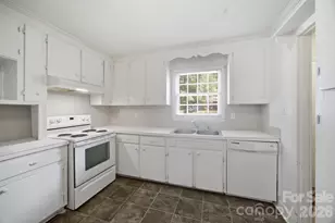 1401 Grovewood Dr, Charlotte, NC 28208 - Photo 5